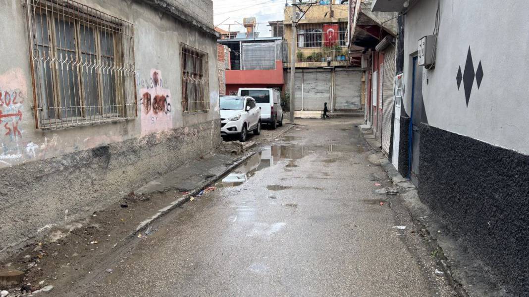 Vicdansız adam! Çocuğun kafasını önce arabaya vurdu sonra çocuğu yere fırlattı 3